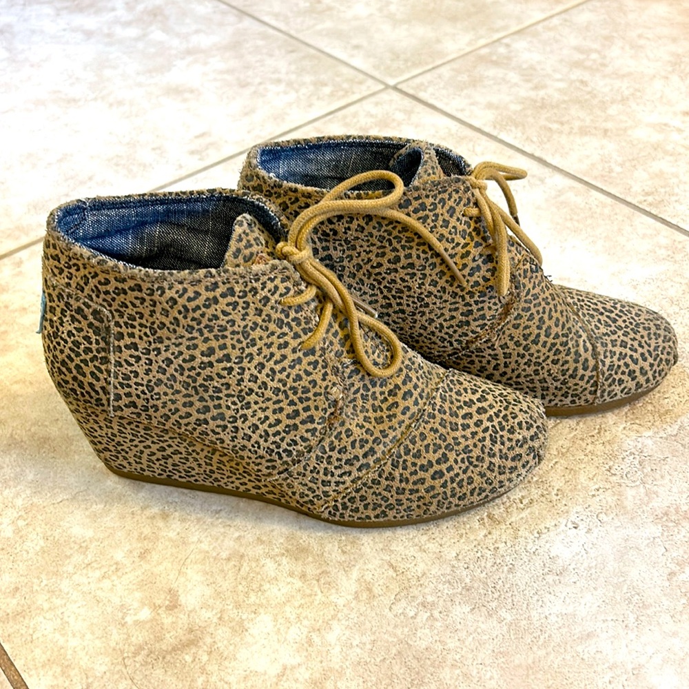 Toms leopard print leather boots. Womens size 5.5